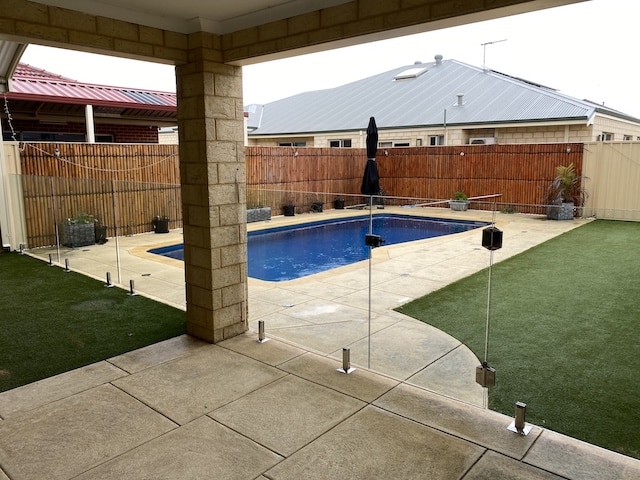 Frameless glass pool fencing products